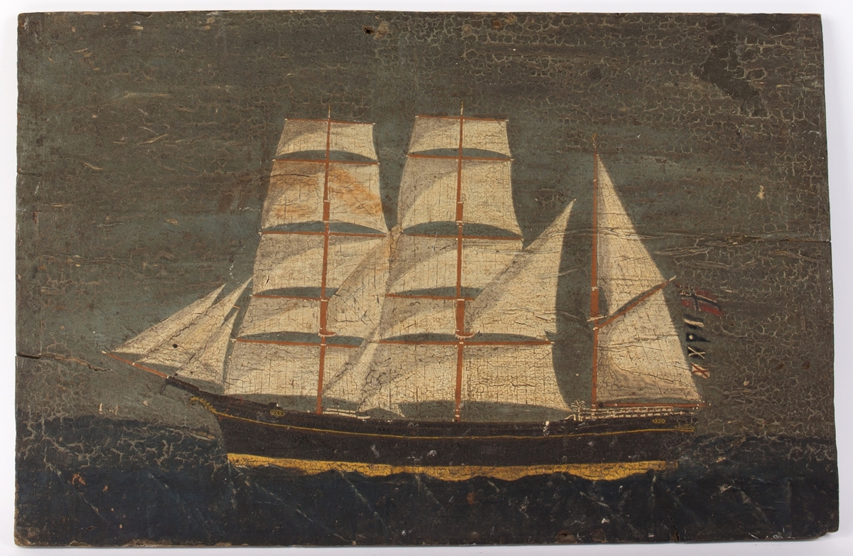 Skipsportrett av bark OXO med full seilføring. Unionsflagget (sildesalaten) akter fra measanmasten.