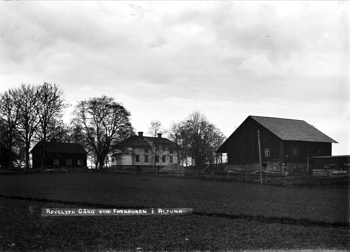 "Revelsta gård i Altuna jämte fataburen och den ena av gårdens flyglar", Uppland 1923