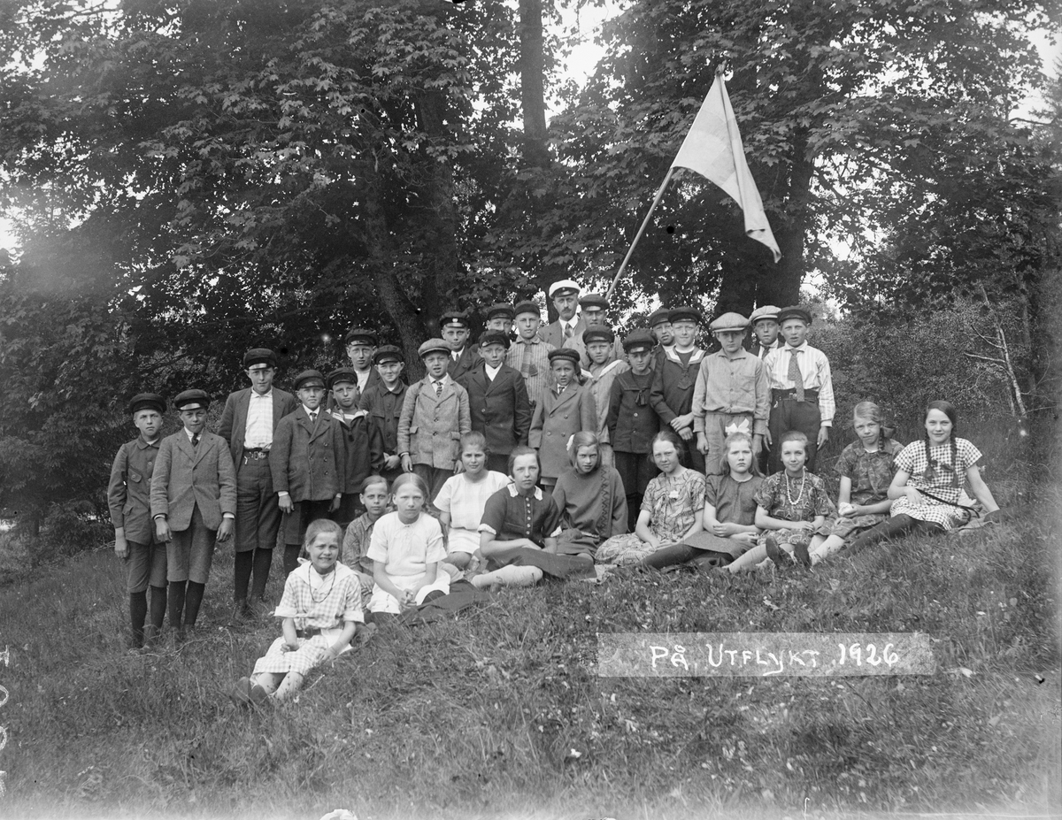 "Gruppbild av skolresan vid grevens grav", Vilstena, Altuna socken, Uppland 1926