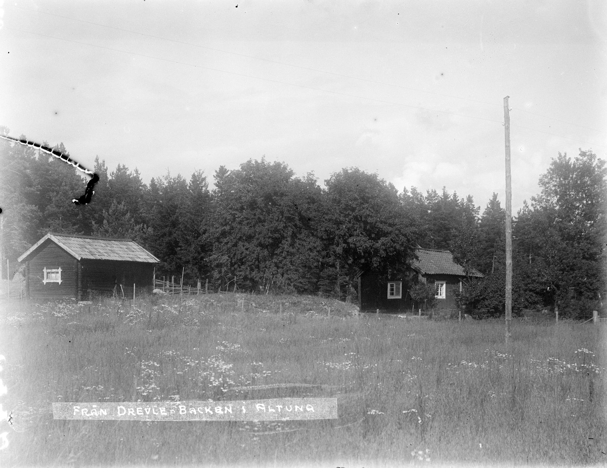 "V. Hallbergs stuga i Drevle backen", Altuna socken, Uppland 1923