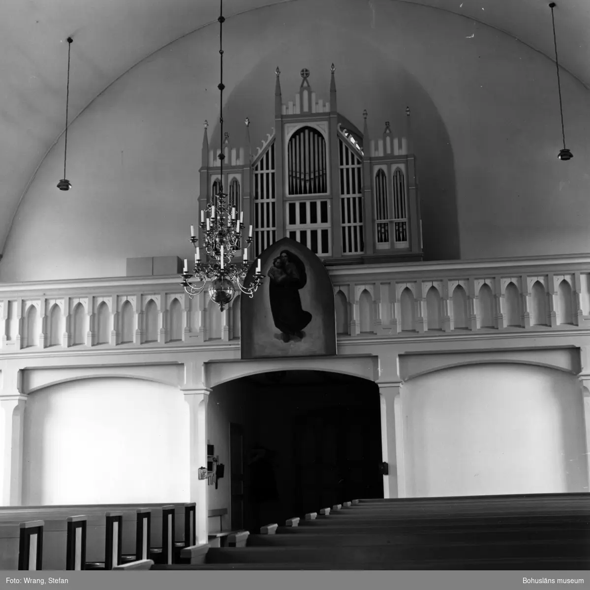 Text till bilden:"Svenneby nya kyrka. Läktare och orgelfasad 1923".