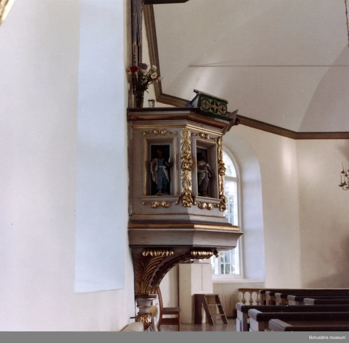 Text till bilden:"Stenkyrka kyrka. Predikstol. Bilder av Kristus och evangelisterna".