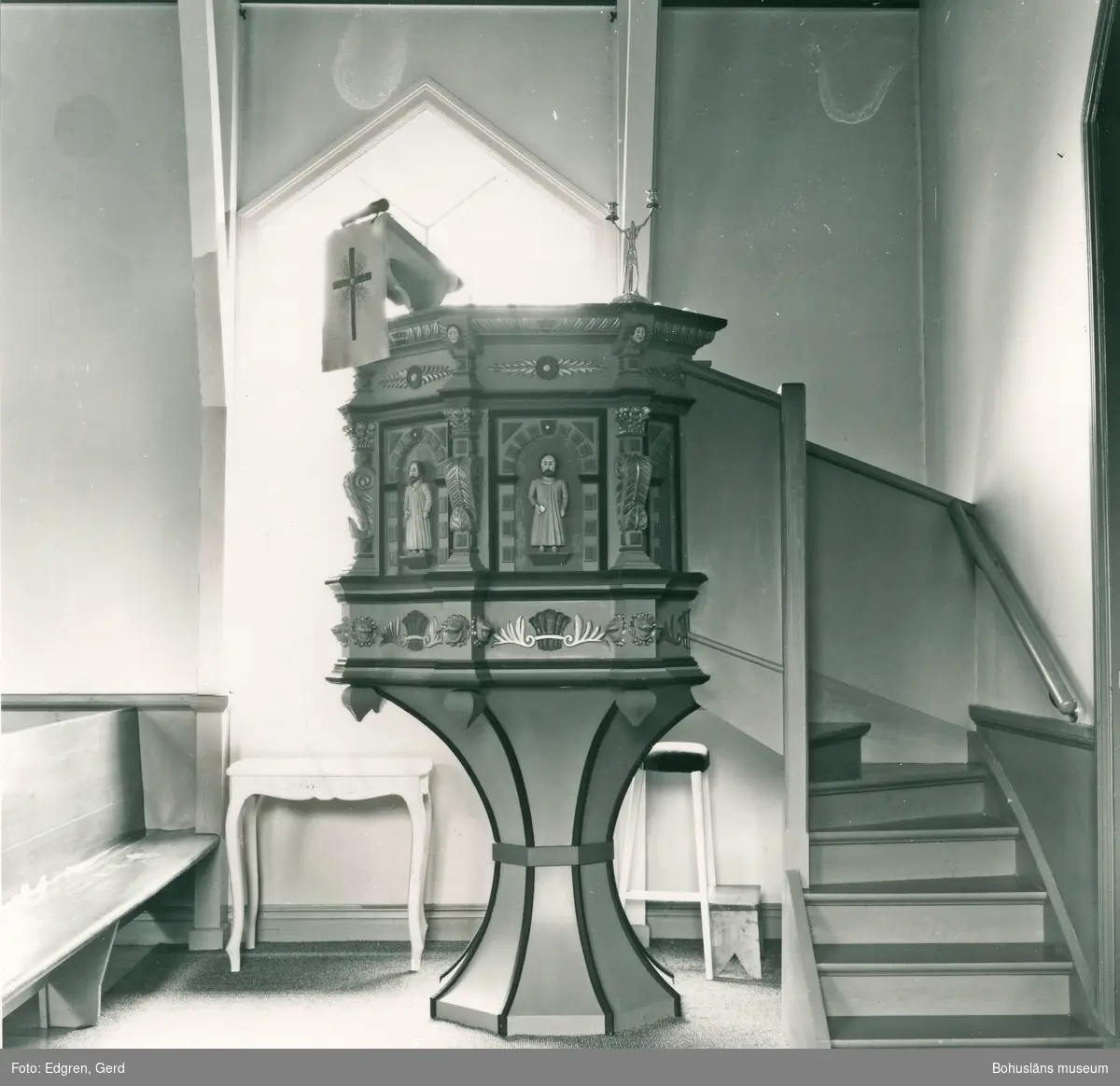 Text till bilden: "Nösunds kapell. Predikstolen".