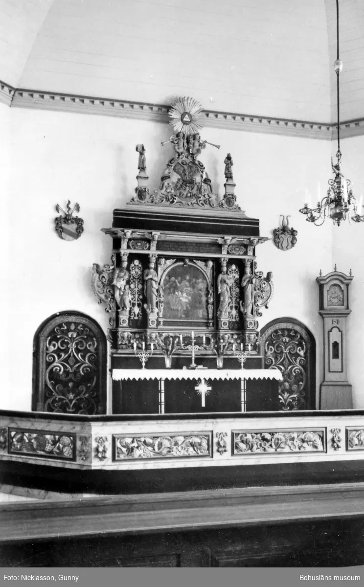 Text till bilden: "Valla kyrka, Tjörn. 
Altarskåpet av H. Swant 1663. Dörrarna till det Dyre-Hvitfeldtska gravkoret samt altarringen med dekor från den gamla kyrkan".