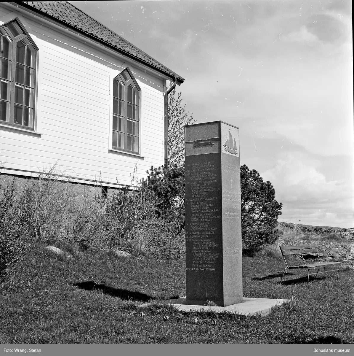 Text till bilden: "Hamburgsunds kapell. Minnessten söder om kapellet. 1957".
