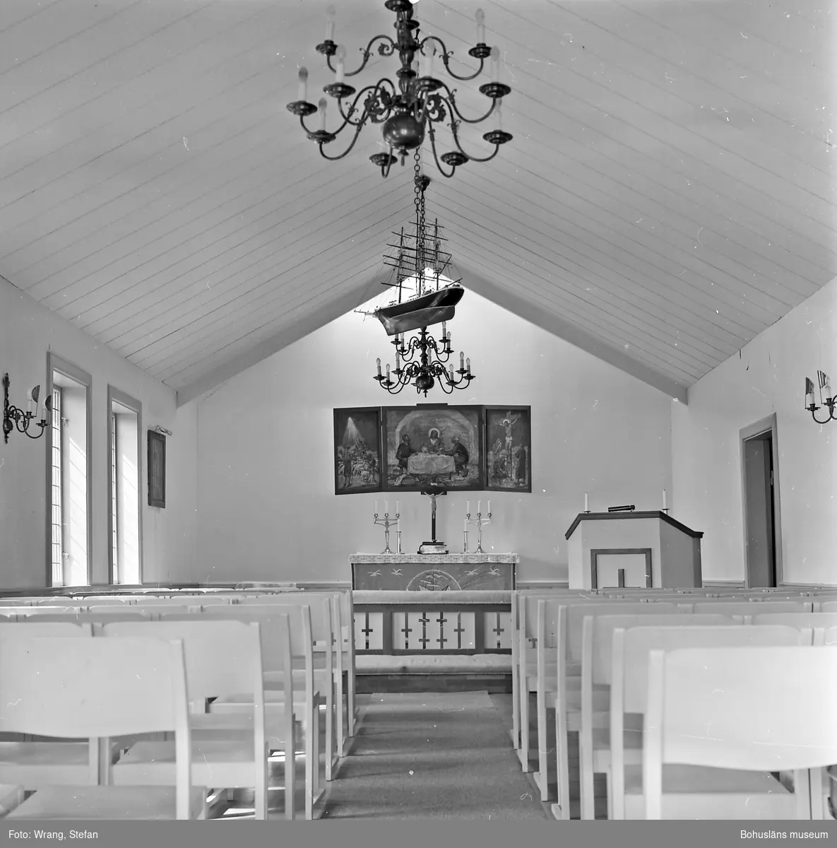 Text till bilden: "Gåsö kapell. Interiör mot nordväst".
Altartavlan i kapellet är målad av Edgar Wallin 1955.