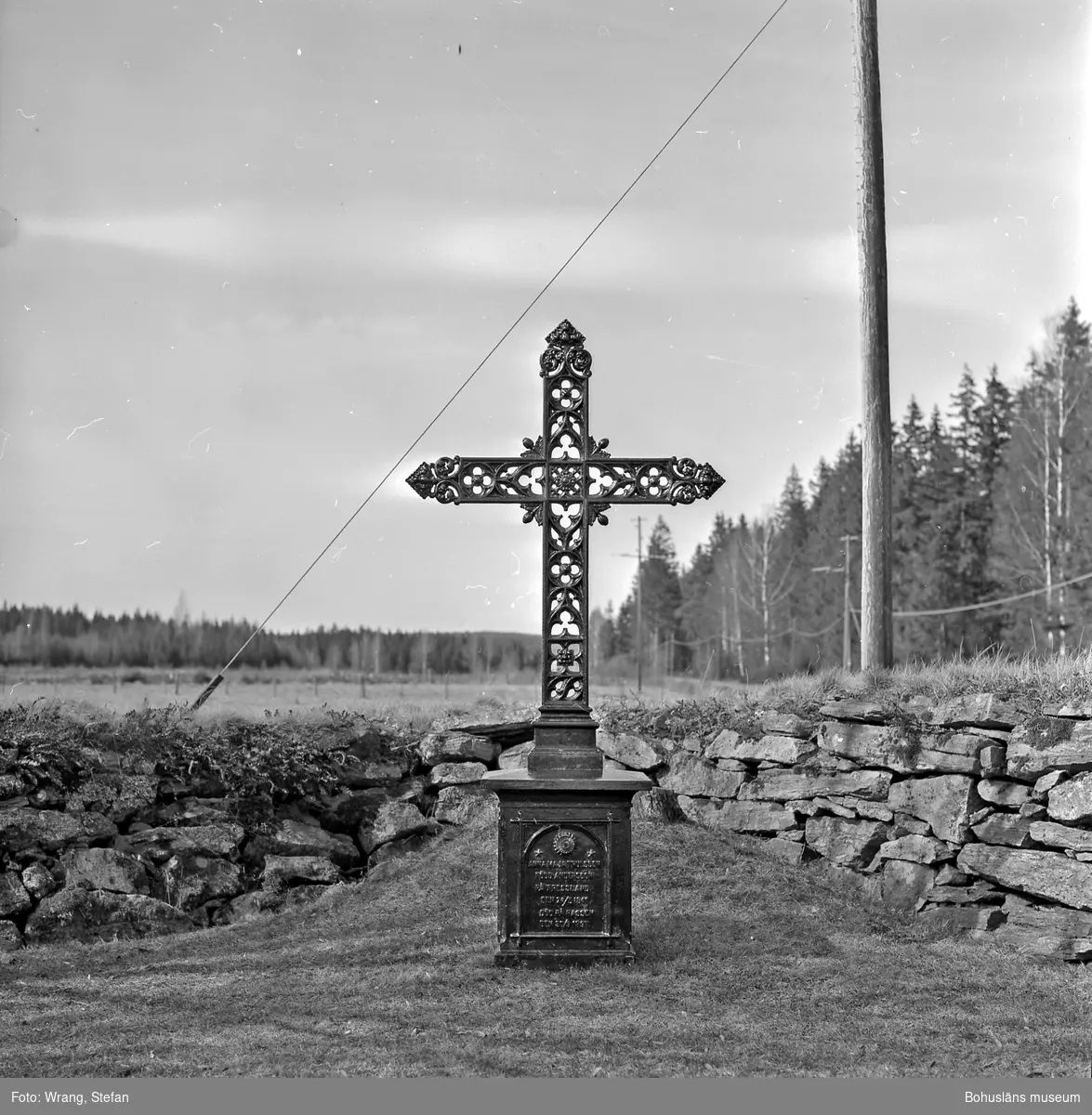 Text till bilden: "Mo kyrka. Kyrkogården. Smideskors från 1800-talet, strax nordväst om kyrkan".