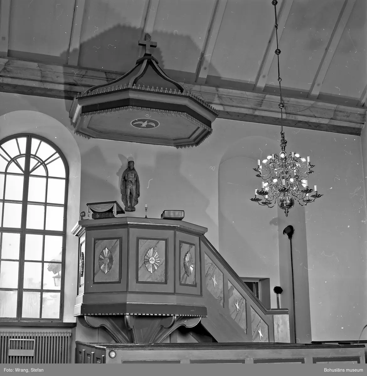 Text till bilden: "Näsinge kyrka. Predikstolen från 1864. Träskulptur från omkring 1500".