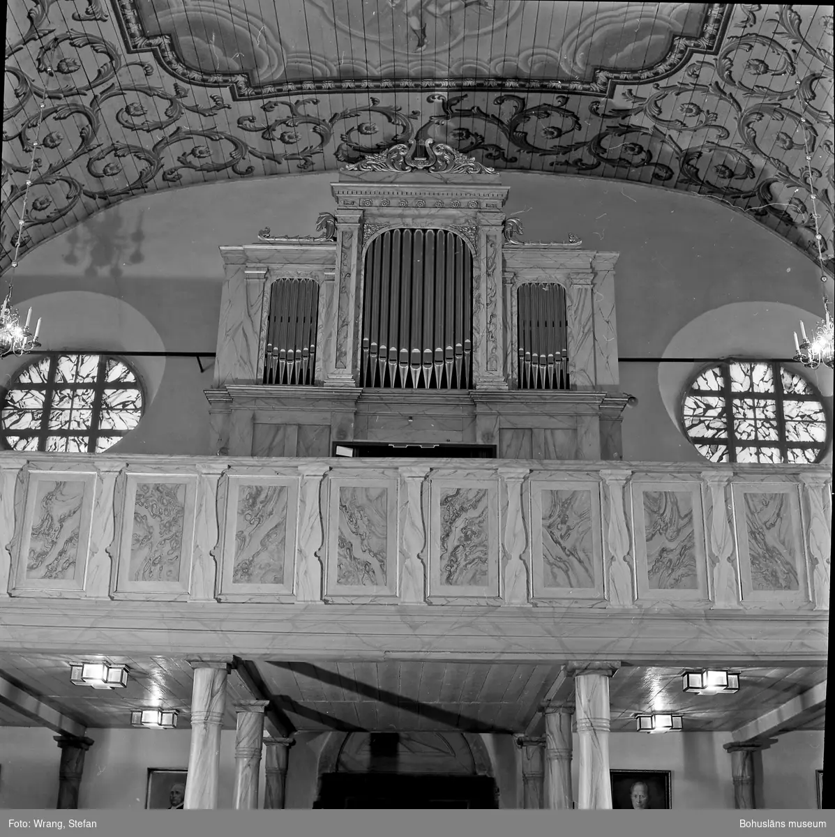 Text till bilden: "Skee kyrka. Västläktaren med orgelfasaden från 1800-talet".
