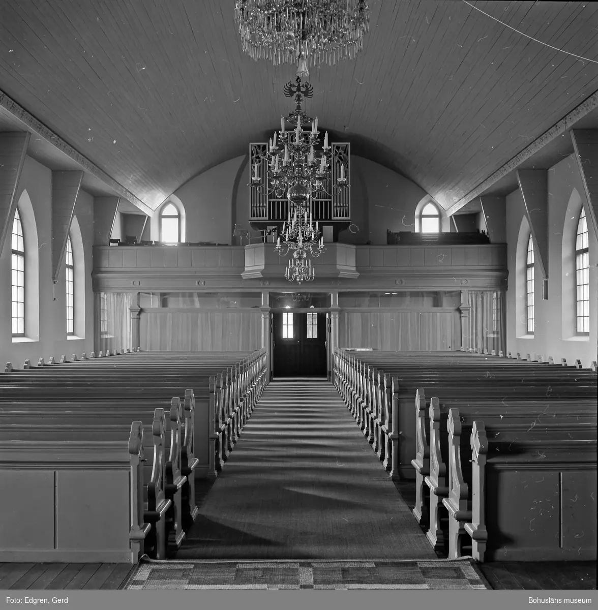 Text till bilden: "Tegneby kyrka. Inbyggnad under läktaren. Från 1960-tal. Bänkinredningen från 1891. Ombyggd 1937-1939".