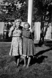 Foto av to unge kvinner, trolig utenfor familiehjemmet på Me