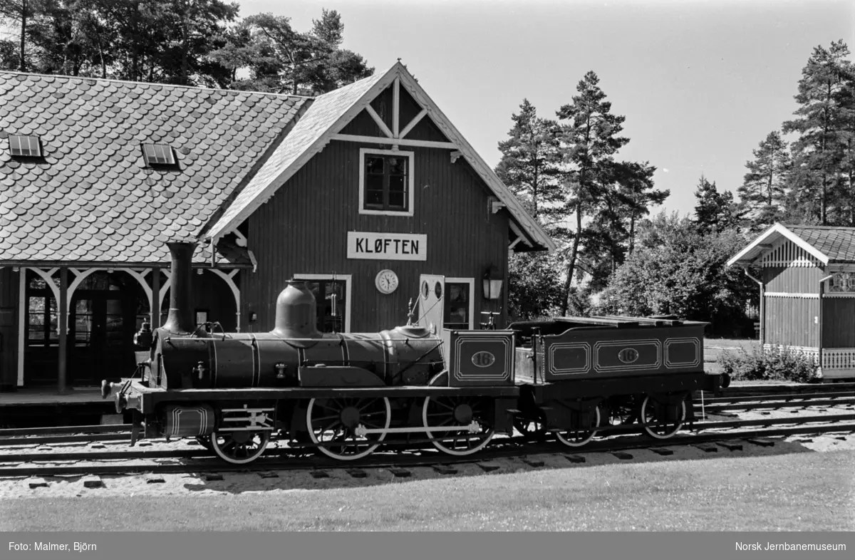 Kongsvingerbanens lokomotiv type 2a nr. 16 utstilt foran Kløften stasjon på Jernbanemuseet.