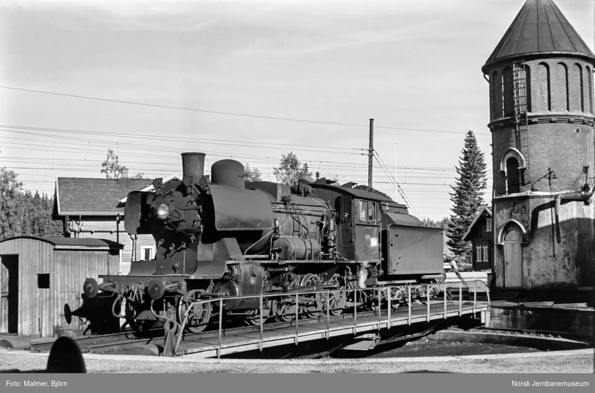 Damplokomotiv type 24b nr. 264 på svingskiven på Eina stasjon.