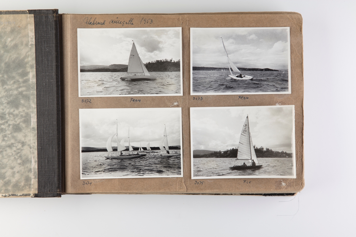 Album med fotografier av seilbåter fra regattaer i 1953.