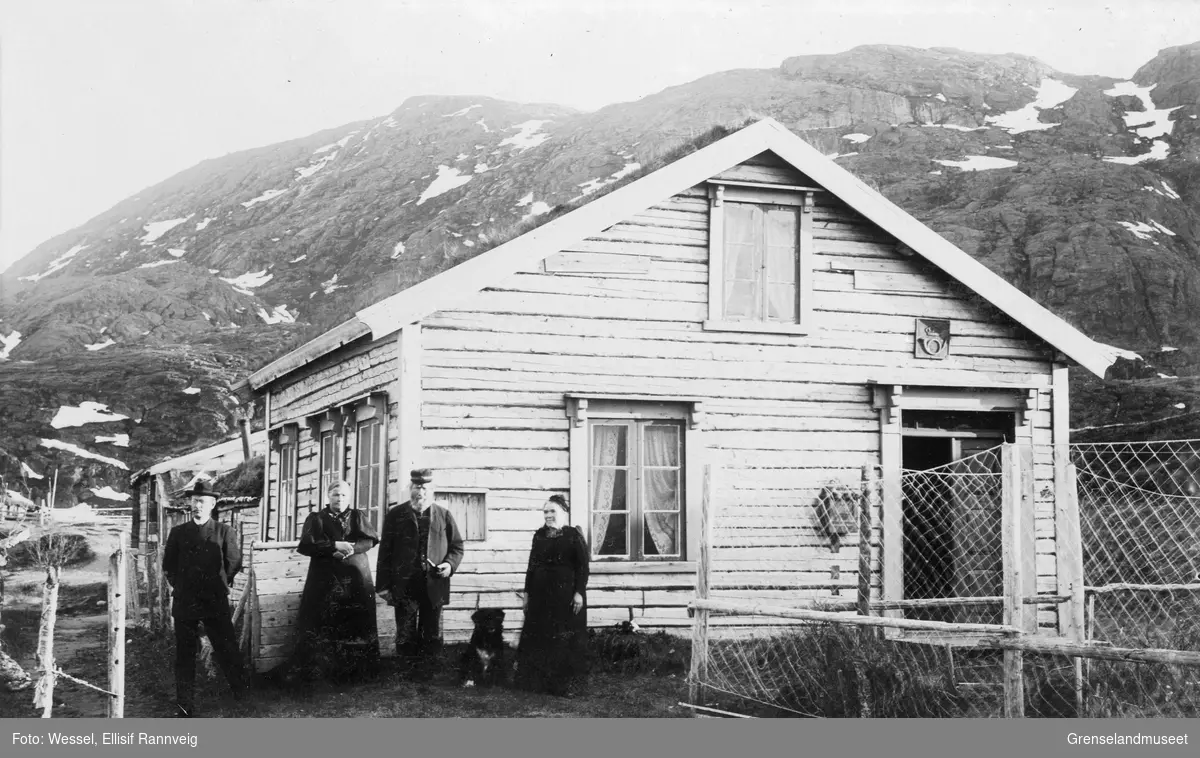 Post og grensevaktens bolig i Grense Jakobselv, våren 1896. Prest Emil Stang Lund, Kristofa Tokle, Carl Peder Olson med frue Marthine fotografert utenfor.