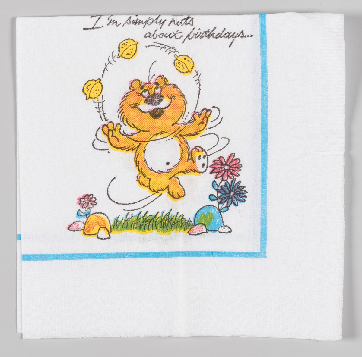 En gul teddybjørn sjonglerer med tre nøtter.