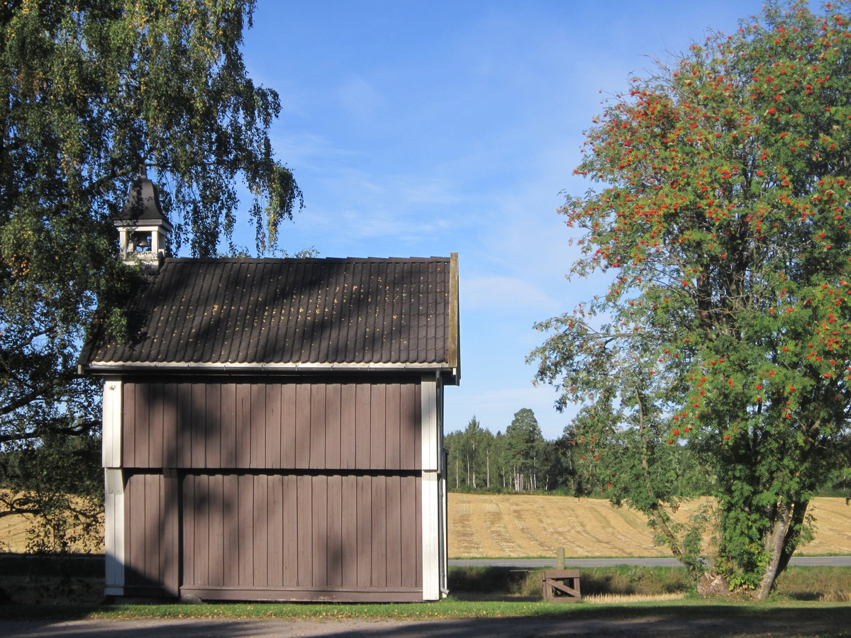 Klokketårnet på Hein har buet telttak og er i enkel stil. Tårnet står på stabburet, og er i middels til god stand. Stabburet er ifølge Norske gardsbruk: Hedmark fylke II (1969, s. 281) fra rundt 1700, og flyttet til gården fra Hørsand. Værhanen har påskriften «OH 1940».