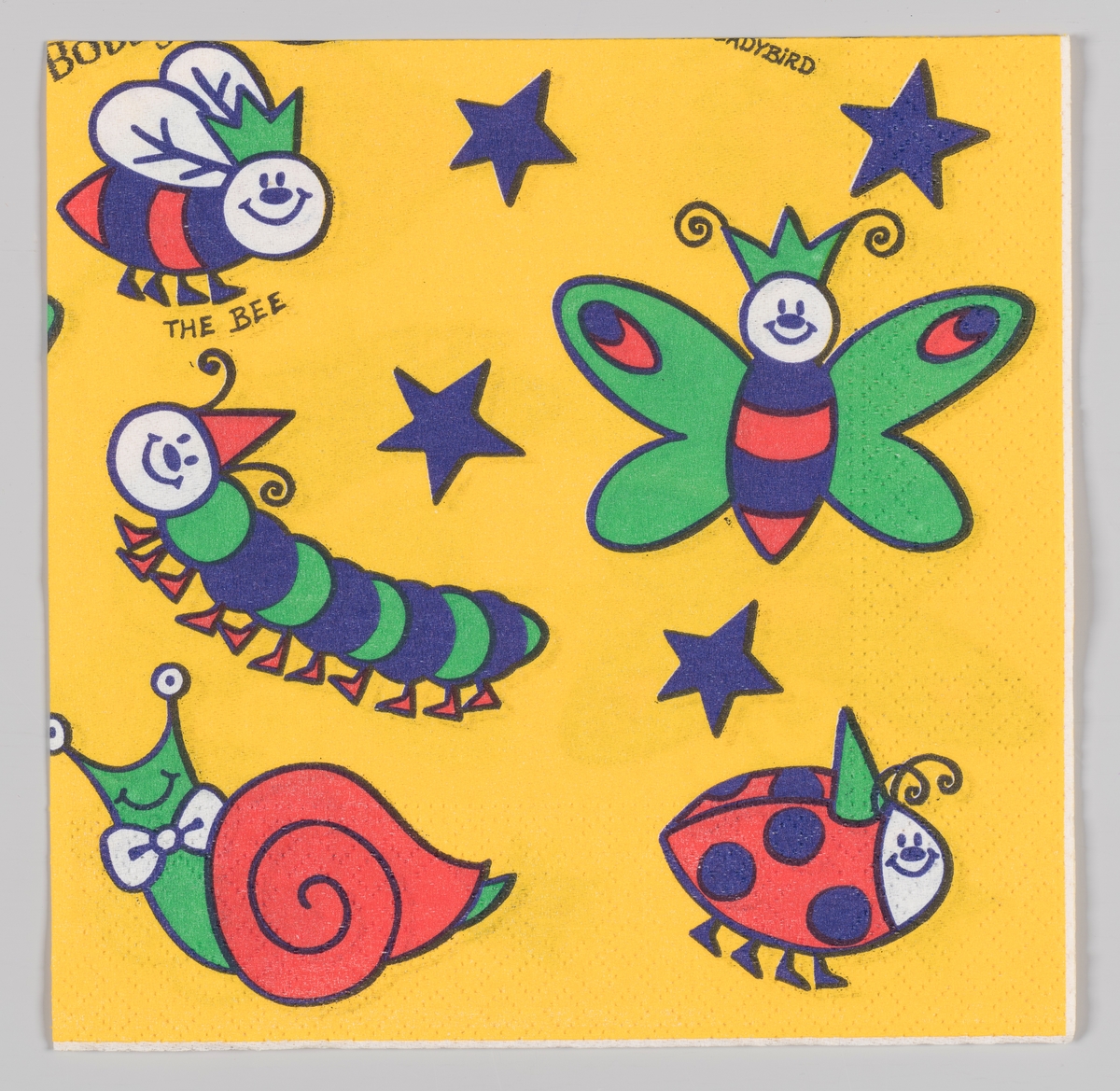 Smilende og fargerike insekter: En bie, en sommerfugl, en larve, en snegle og en marihøne mellom blå stjerner.