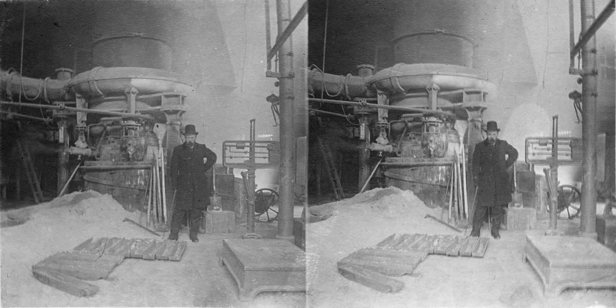 Stereobild med motiv från Sala silvergruva. Blyhyttan vid Salberget med professor Vogl, 27 april 1905.