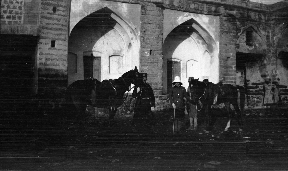 Persien. Officeren i det persiska gendarmeriet Allan Uggla och hans hustru Ida håller i var sin häst.