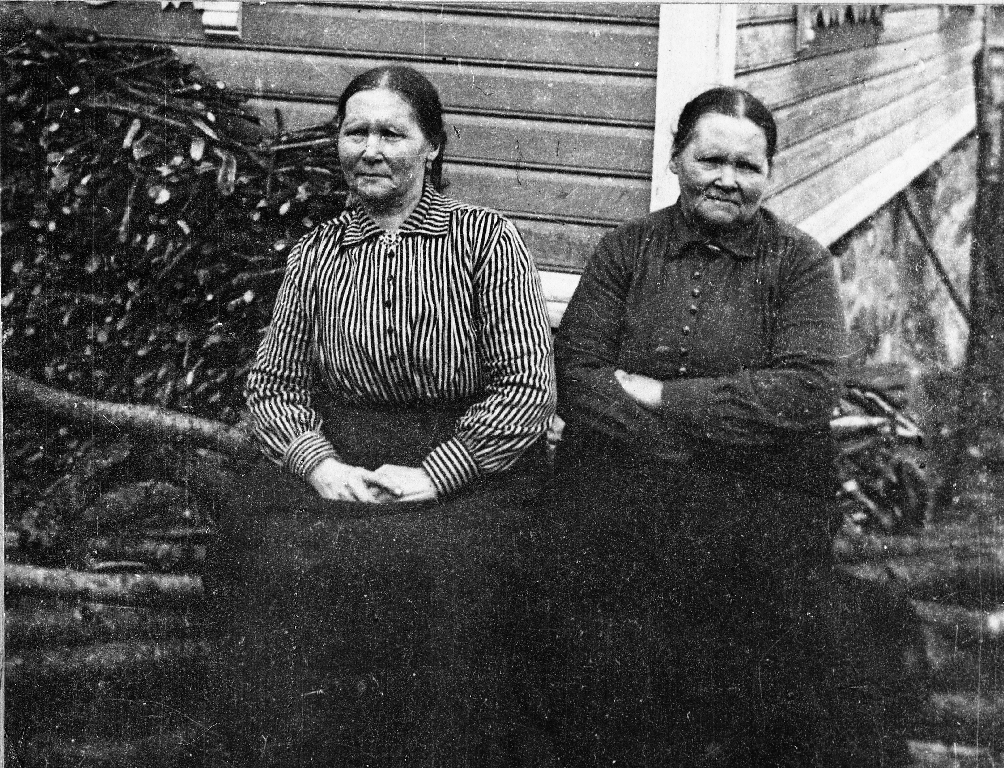 Tvillingsøstrene Berta Olsdtr. Hadland til Venstre og Sofie Olsdtr. Hadland til høgre. Dei vart fødde på Hadland 18. mai 1859. Sofie er mormor til Roald Nordås. Ho hadde 12 born.