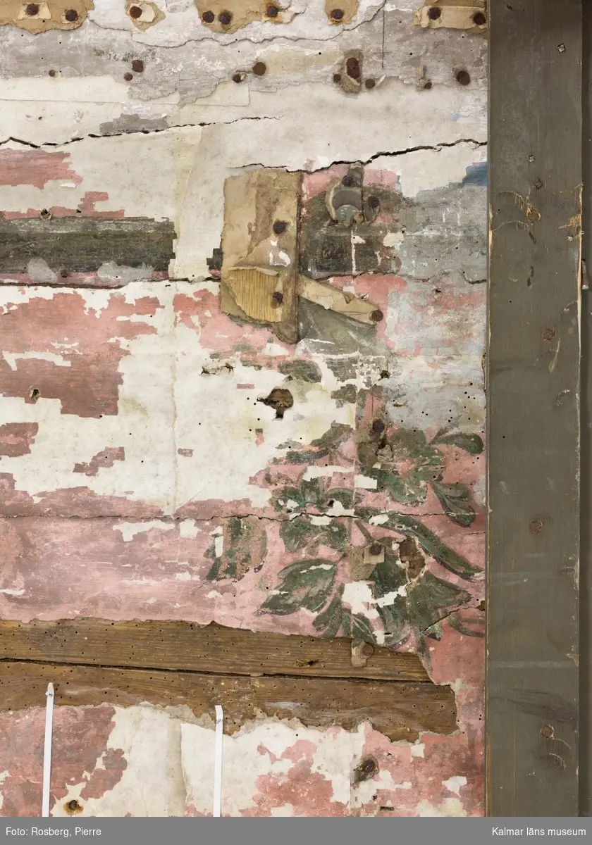 KLM 46121:3. Väggparti med tapet. Ett avsågat parti av en knuttimrad timmervägg. Ena väggen består av sju liggande timmerstockar och den andra av sex stycken. De två väggarna är sammanfogade med uthuggna knutar. Mellan timmerstockarna finns tätning av mossa. Två av väggsidorna är klädda med en målad tapet av papper daterad till 1700-talets andra hälft. Motivet har en rosa grund med rocailler och växtornament i grönt, grått och svart. Över denna tapet finns rester av senare tapetlager, bl.a. en målad tapet i ljusblått och en stänktapet i grått och svart. I hörnet finns även rester av en tryckt tapet i träimitation. Den tredje väggsidan har fungerat som utsida på byggnaden och är målad i rött. Den fjärde väggsidan är i stort sett trären förutom några rester av olika typer av tryckta tapeter.

Väggpartiet är försett med fem sekundära träreglar, troligen ditsatta vid nedtagningen av väggen för att hålla samman timret. Ytterligare två reglar sattes dit år 2017. Tapetvåderna är uppfästa med bomullsband.