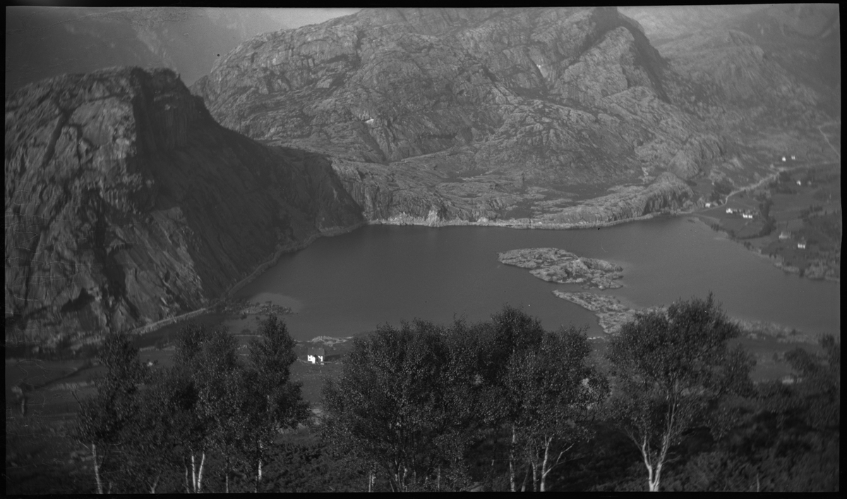 Bilder av Arne Rasmussen på fjelltur. Det er bilder fra Rasmussen ved steinformasjoner, som ser ut over Vikastakken og Bergefjellet og som svømmer og spiser mat i vannet. Det er også bilder av Lysefjorden, Haukalivatnet, Vassbotnvatnet (nr.22), Eidane med Eidavatnet (nr.1 og 11), Sauafjellet (nr.2) og Forsand (nr.4).