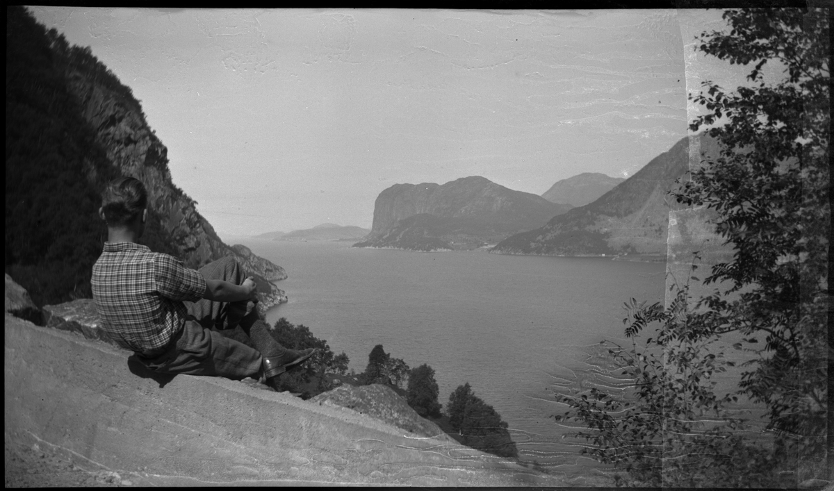 Utsikt fra Dirdal og utover Høgsfjorden mot Uburen og Helleknuten med Helle helt til høyre. Det er også bilde av Wilhelm Hatleskog ved en gårdsplass og hester på fjellbeite.