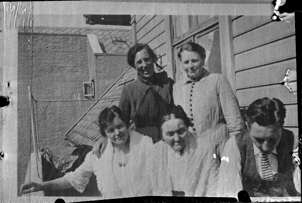 Frida Johannessen på altanen og inne i huset deres. Det siste bildet viser Frida Johannessen, Bertha, Lina, Finn Johannessens bestemor og broren Einar Juvvik på altanen til huset deres i 1920.