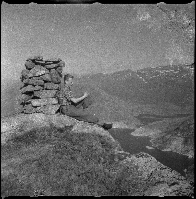 Wilhelm Hatleskog på fjelltur mellom Botne i Strand kommune og Høllesli i Jørpeland kommune. Det er bilder av Lysefjorden og landskapet under fjellene.