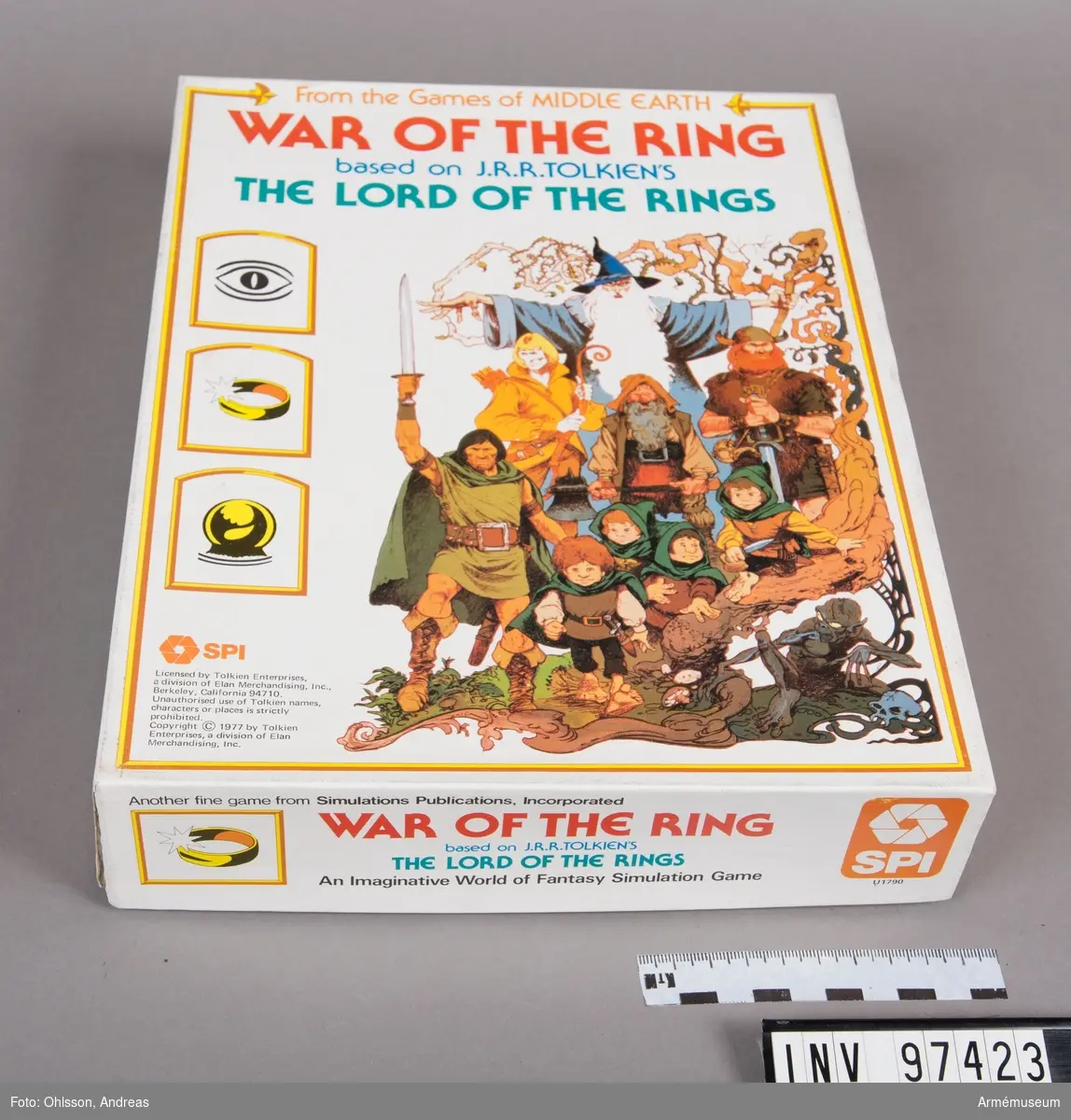 Spelet består av en spelplan i två delar som föreställer en karta över JRR Tolkiens fiktiva värld indelad i hexagoner, ett tråg med 20 sektioner, en tärning, två kartor med sammanlagt cirka 400 löstagbara spelmarkeringar i brunt, rött, vitt, blått, grönt och rött,  cirka 100 spelkort med varierande text och motiv, samt häften och lösa blad med spelinstruktioner och tabeller. I kartongen finns även ett kuvert märkt "Gondor & Sauron" med ytterligare spelhäften, kartor och tabeller. Spelet har två nivåer, där den ena utgörs av de övergripande krigshändelserna och den andra av sagofigurernas parallellt pågående äventyr.
