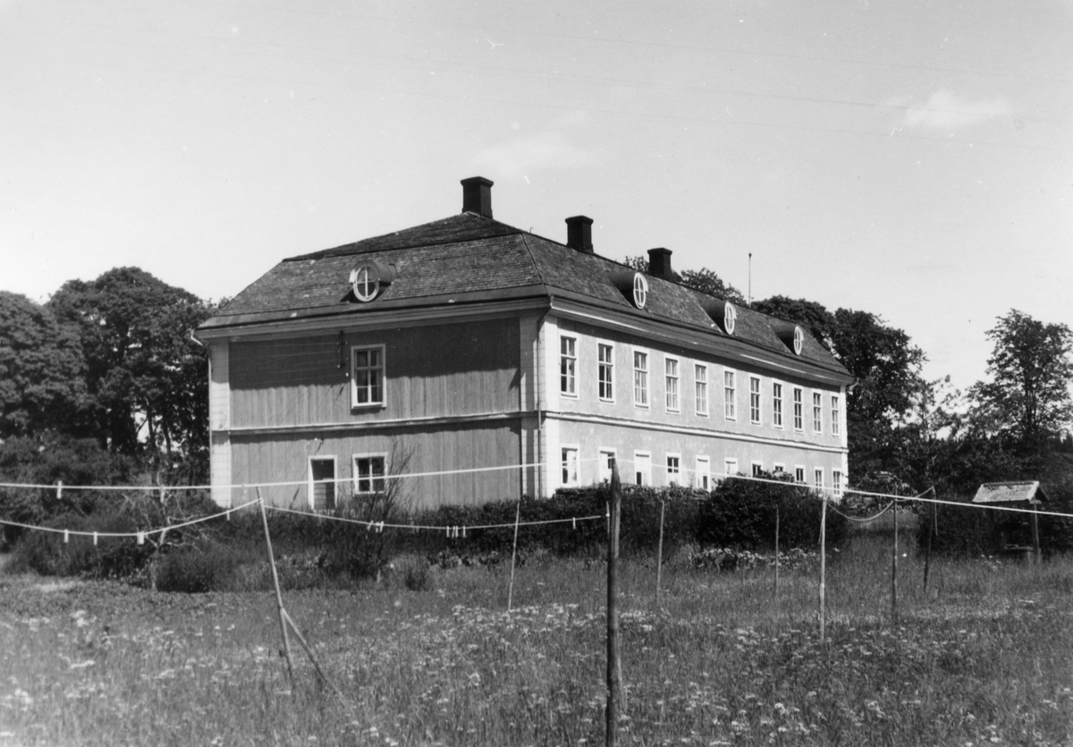 Nydala herrgård i Värnamo kommun. Huvudbyggnaden och trädgården fotograferat från sydväst.