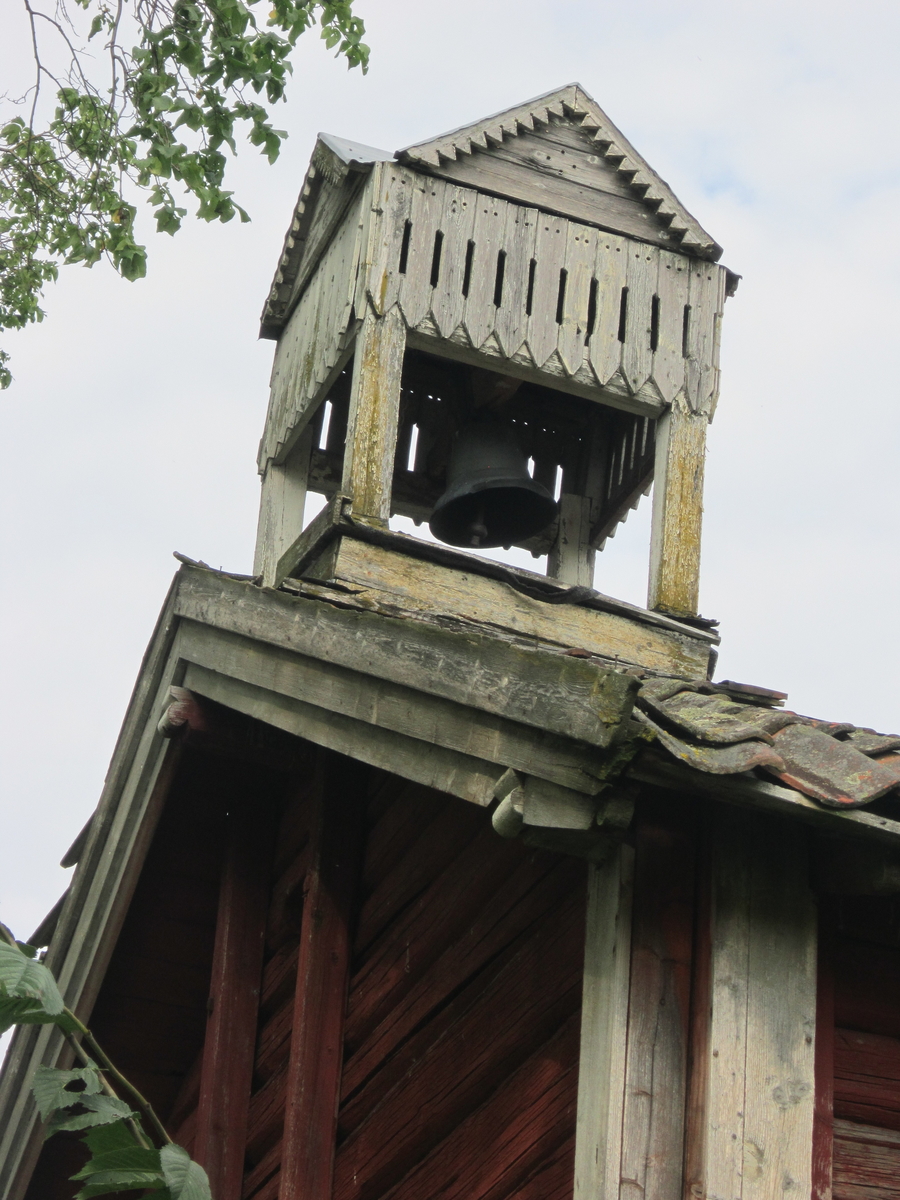 Klokketårnet på Stenberg søndre har kryssformet saltak (lanterneform) og innslag av sveitserstil og empirestil. Klokketårnet står på stabburet, og er i middels stand.