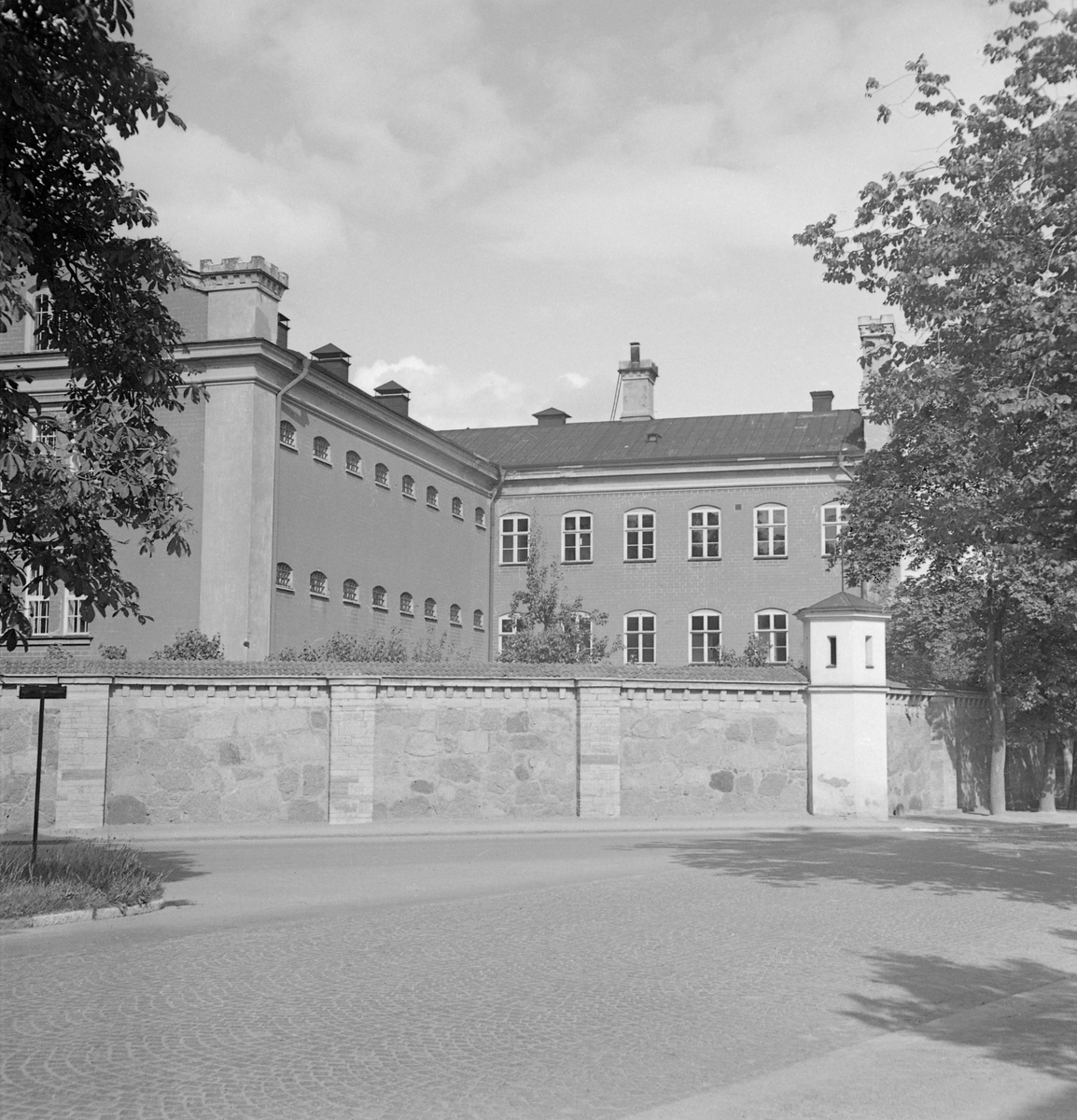 Linköpings länscellfängelse från sydväst. Dokumentation av Östergötlands museum inför nedläggelsen 1946. Anläggningen togs i drift 1846 och var det första cellfängelse som uppfördes som ett resultat av den fängelsereform som beslutats vid 1844 års riksdag. Fängelset kom vidare att i mindre skala åter tas i bruk 1957, men lades slutligen ned 1966 för att rivas 1969.