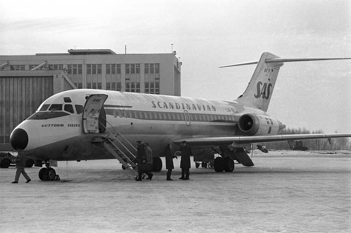 Popsanger Cliff Richard ankommer Fornebu på vei til konsert i Bergen. Her har Cliff gått ombord i flyet til Bergen.