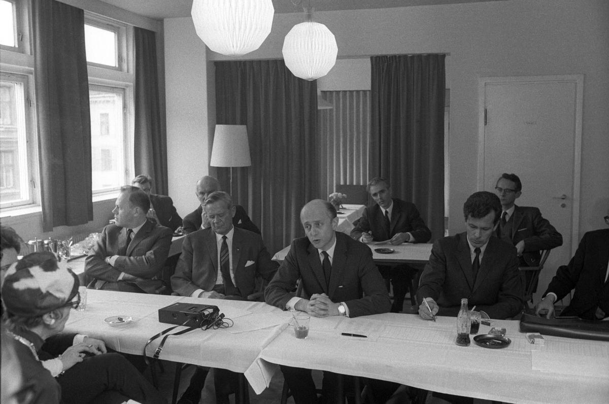 Kåre Willoch i midten på pressekonferansen etter landsmøtet, da han trengte to valgomganger for å bli formann. Til venstre Sjur Lindebrække og nærmest vinduet Svenn Stray. Helt til høyre Erling Nordvik.