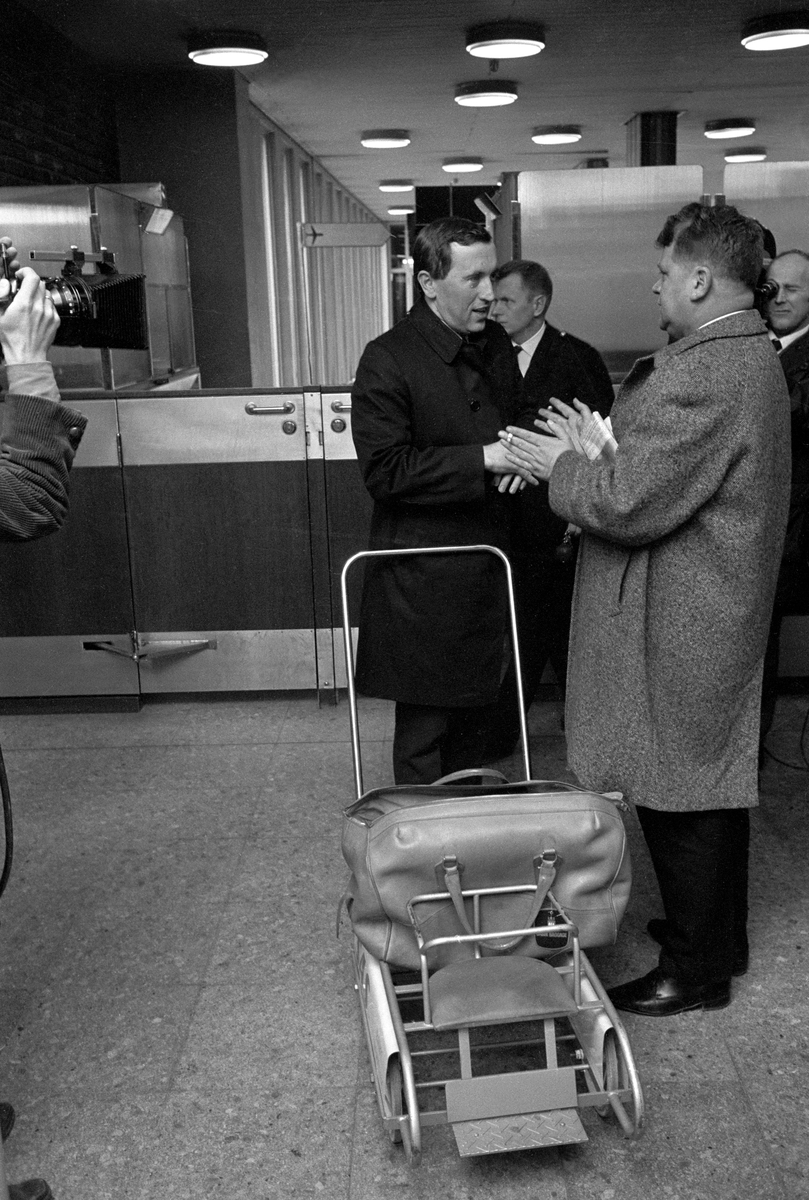 Britisk talkshow-vert David Frost til venstre kommer til nordisk TV-seminar i Oslo i april 1969. Her har han landet på Fornebu og blir møtt av ukjent person.