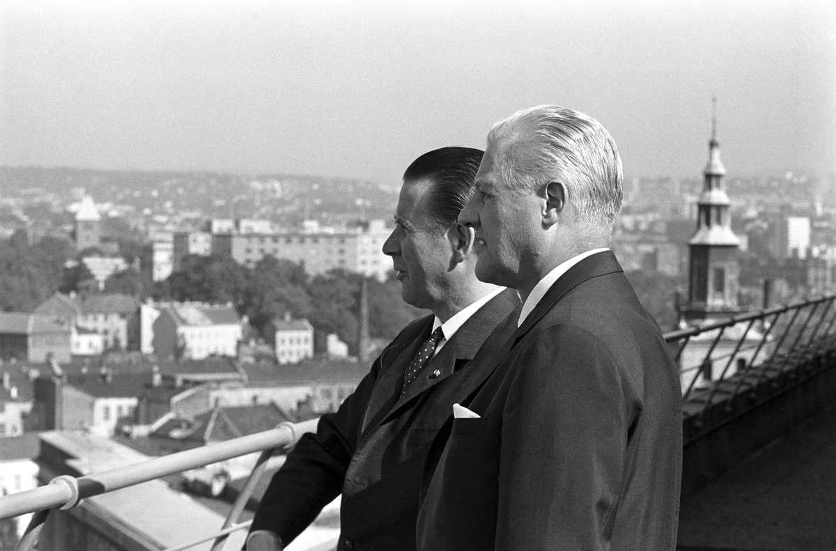 Den tyske forbundskansleren Ludwig Erhard er på offisielt besøk i Norge. Her er utenriksminister John Lyng til høyre sammen med tysklands utenriksminister Gerhard Schrõder på terrassen utenfor statsministerens kontor i Regjeringsbygget.
