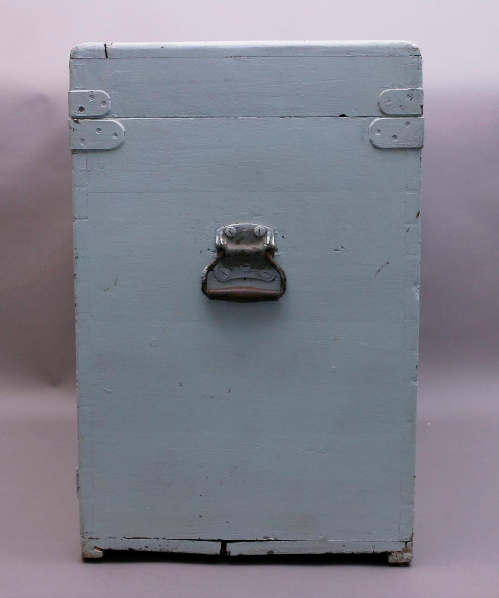 Kassen er laget av nåletre, malt mintgrønn på utsiden. I bunnen av kassen er det rester av to lærreimer. Beslag, hengsler og håndtak av metall. På den ene langsiden er det spor til å holde instrumentet på plass når det spilles på. Antatt originalkasse til lirekasse, modell "Storspælle" av Christian Tharaldsen (instrument på Ringve museum: RMB 222).