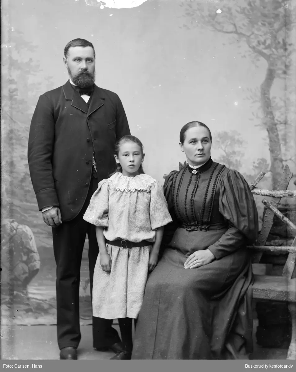 Familiegruppe
Hr. Andersen med sin familie. De bodde i Kirkegaden i Hønefoss