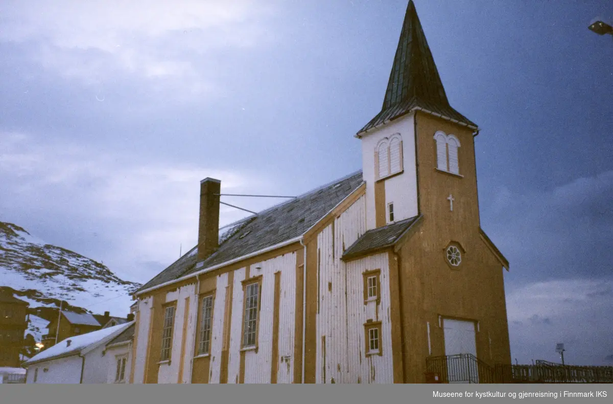 Honningsvåg kirke restaureres. Februar 2005.