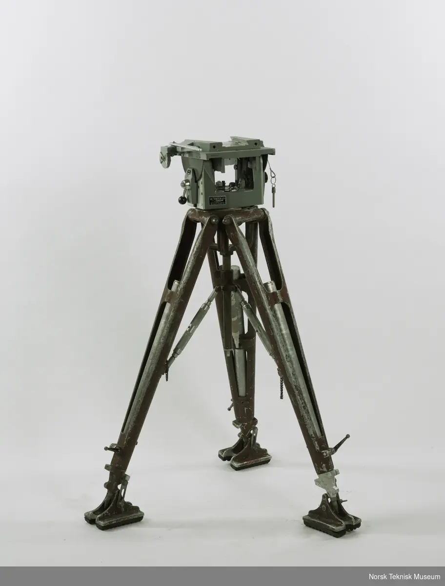 Brunt trefotet kamerastativ av metall med Vinten kamerahode med bajonettfeste for kamera.