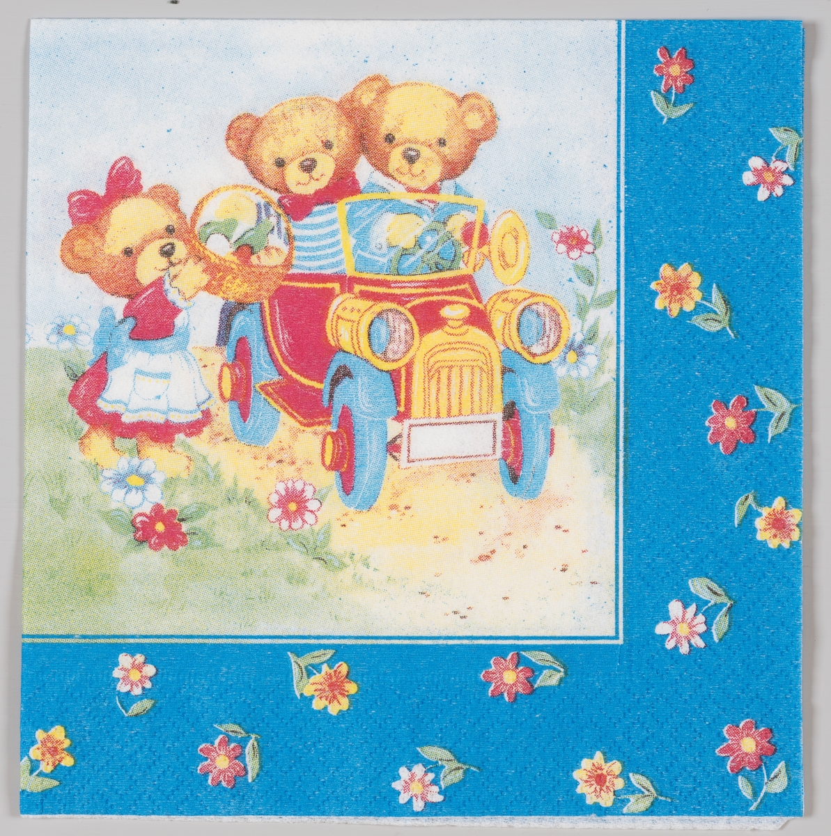 To teddybjørner sitter i en veteranbil, mens en jente teddybjørn gir dem en piknik kurv