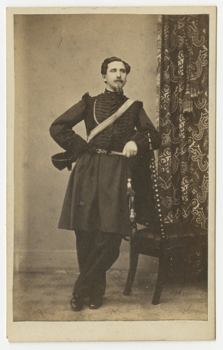 Porträtt av Gustaf Mauritz Richter, officer vid Skånska dragonregementet K 6.
Se även bild AMA.0021609.