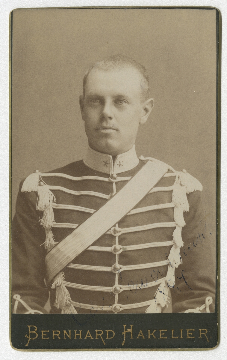 Porträtt av greve Carl Gustaf Claes Lewenhaupt, officer vid Livregementets husarkår K 3.