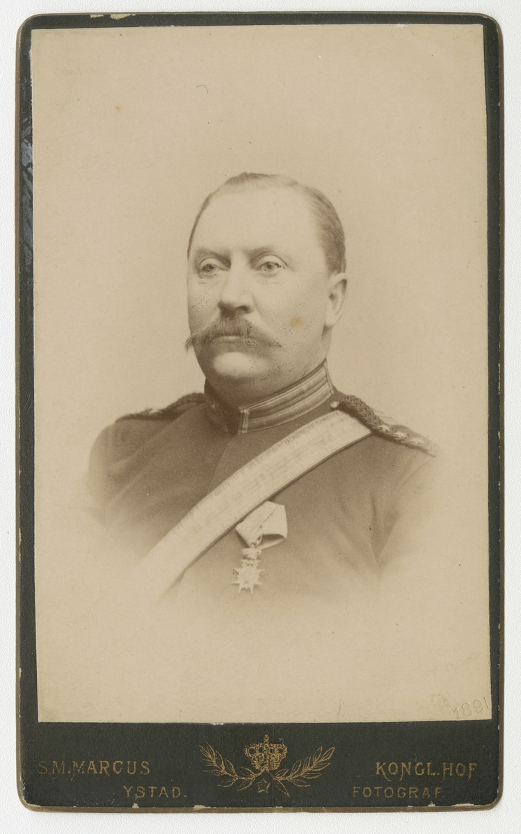 Porträtt av Carl Didrik von Essen, officer vid Skånska dragonregementet K 6.

Se även bild AMA.0021615.