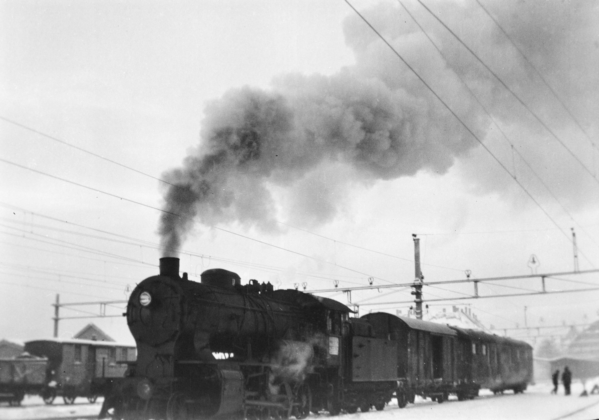 Damplokomotiv type 33a nr. 300 i skiftetjeneste på Bergen stasjon.