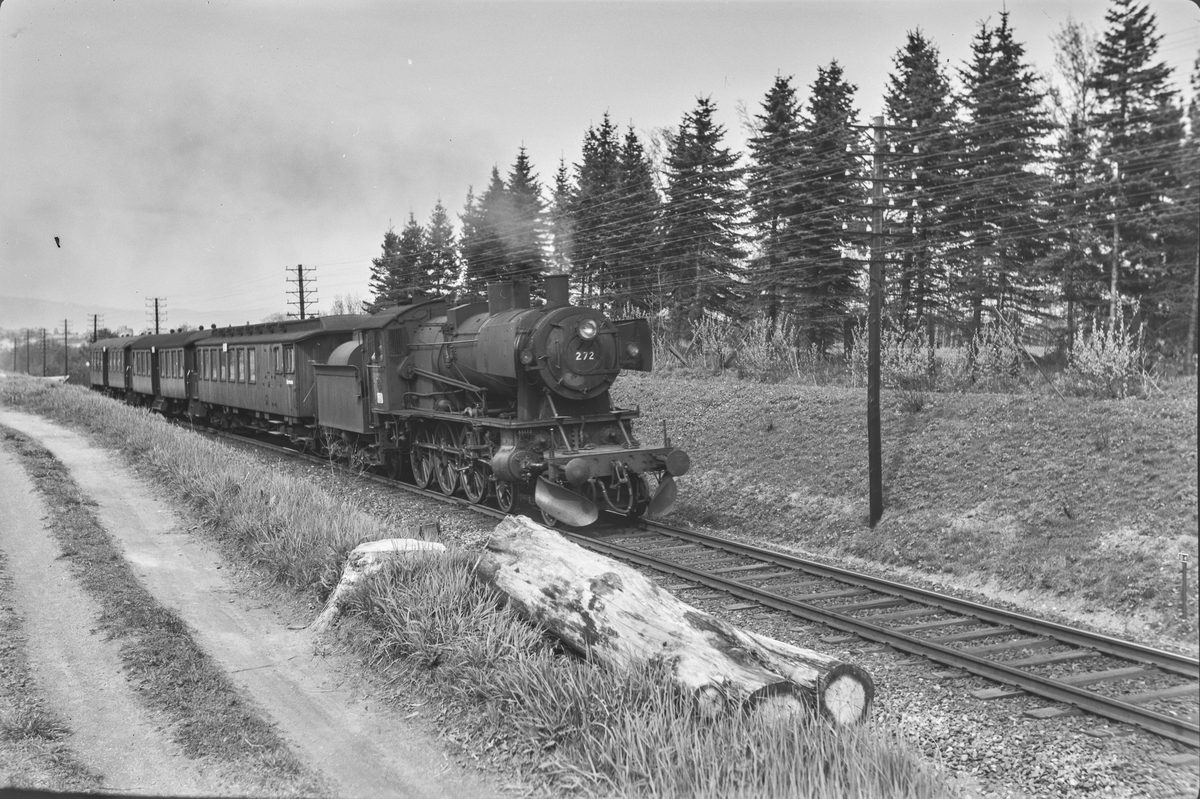 Forstadstog 1726 fra Trondheim til Støren. Toget trekkes av damplokomotiv type 30a nr. 272.