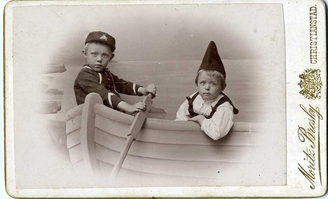 Kabinettsfotografi: barnen Elsa och Edgar Löwenadler i roddbåts-scenografi