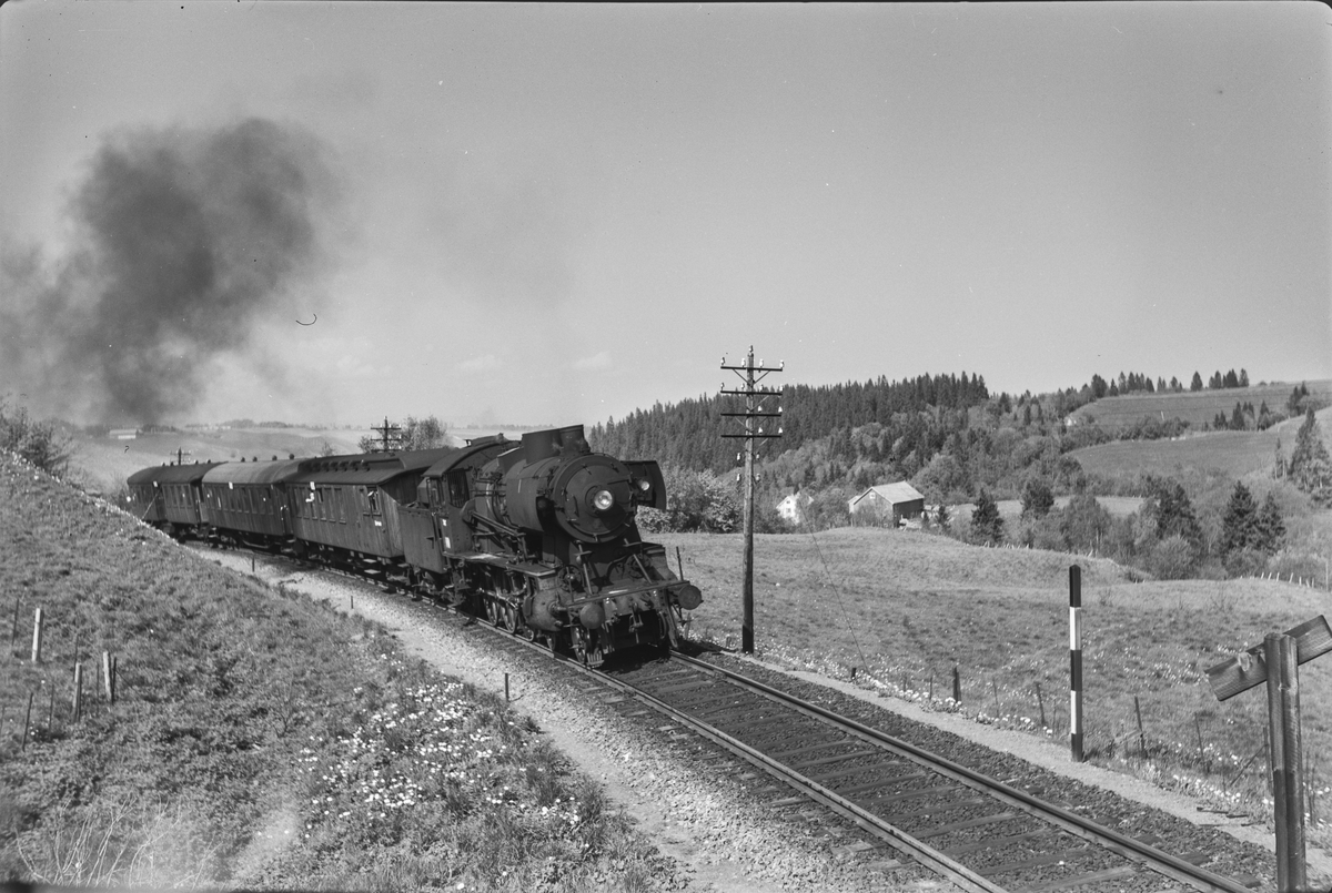Lokaltog fra Trondheim til Støren. Toget trekkes av damplokomotiv type 30b nr. 357.